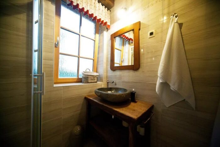 Lavender-Hill-apartma-Hrast-kopalnica-705×470