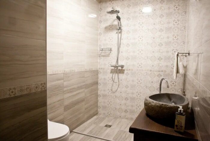 Lavender-Hill-soba-Bor-kopalnica-s-toaletnim-prostorom-705×470