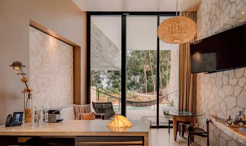 Terasa: ogrevan bazen s hidromasažo, ročno izdelana viseča mreža, ležalnik, paluba s stolom in kadjo iz vulkanskega kamna s hidromasažo, počivališče na terasi z enim stolom in enim kavčem.