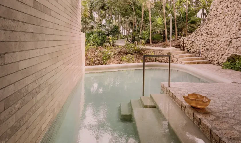 Kopalnica: dvojna omara s sefom in tehtnico, kopalni plašč, copati, dežnik, podloga za jogo in torba za plažo s pripomočki All-View, umivalnik z dvema umivalnikoma in predaloma, kopalnica z ogledalom in sedežem, sušilnik za lase in klešče za kodranje las. Tako ionske kot keramične, dvojna dežna prha s parnim sistemom, tuš, telefon, klop v prostoru za tuširanje, WC s telefonom.